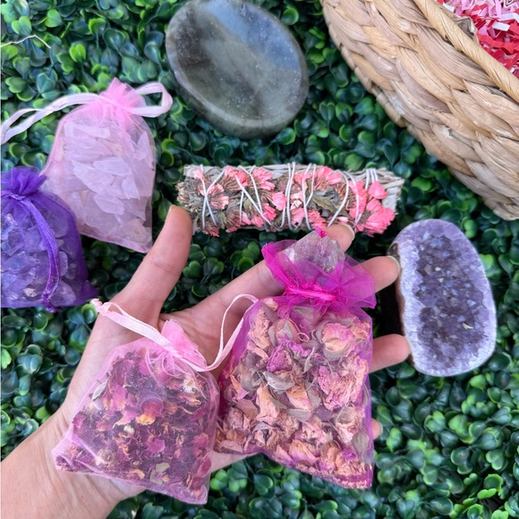 Heart Energy Gift Set | Amethyst, Rose Quartz, Labradorite & Botanicals - Picture 11 of 14